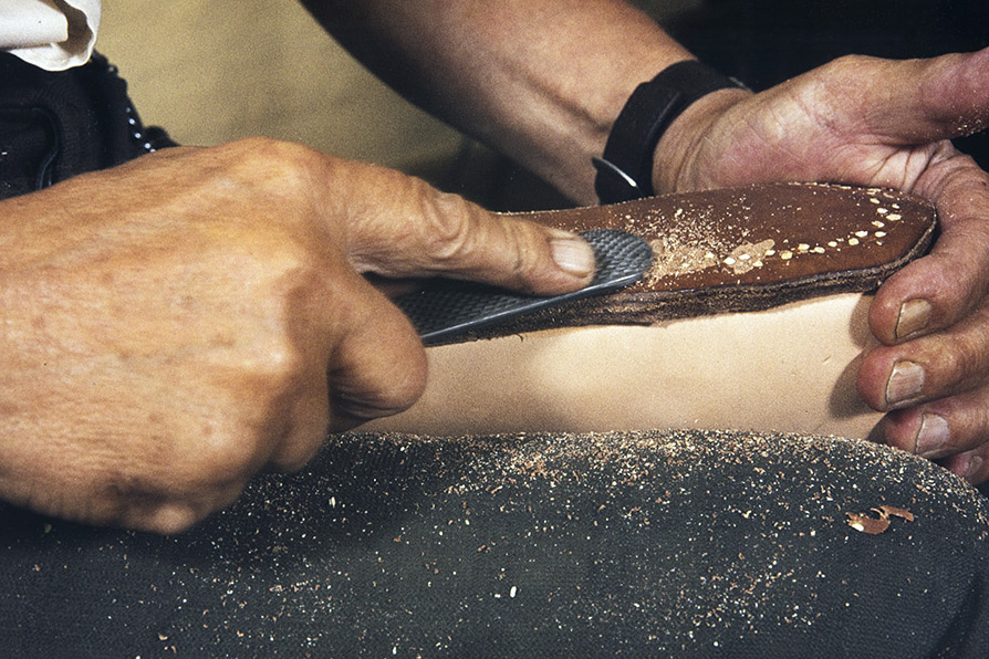 77_2282_167_valmis_netti Далее головки обрабатываются напильником, 1982 г. Снимок: Кари Ямсен / КУХМУ