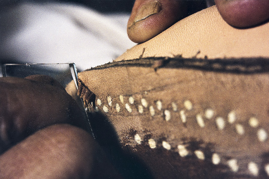 78_2282_168_valmis_netti Rasp's imprint is cleaned with a piece of glass, 1982. Photo: Kari Jämsén / KUHMU