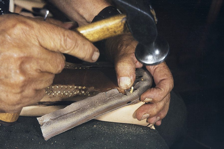 79_2282_169_valmis_netti A leveling wedge (wreath) is placed under the heel, 1982. Photo: Kari Jämsén / KUHMU