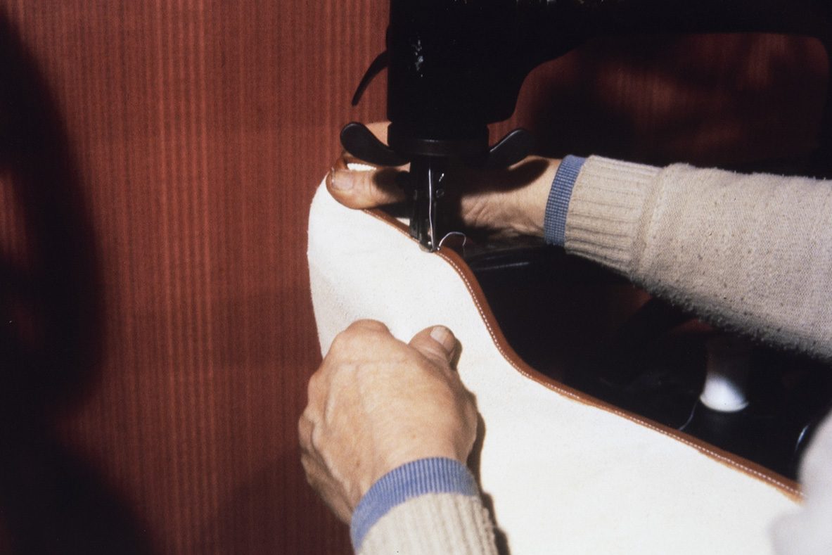 7_5000_0031_valmis_netti At the edge of the shaft is sewn to the back-slit edge by machine, 1978. Photo: Juha Miettinen / KUHMU