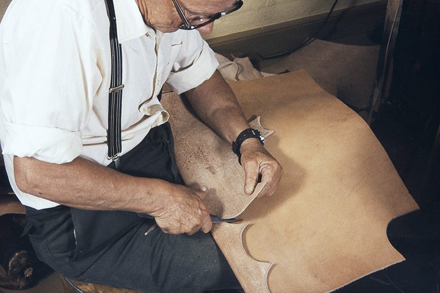 80_2282_178_valmis_netti Pohjanahasta leikataan lisälappuja kantaan v. 1982. Kuva: Kari Jämsén / KUHMU