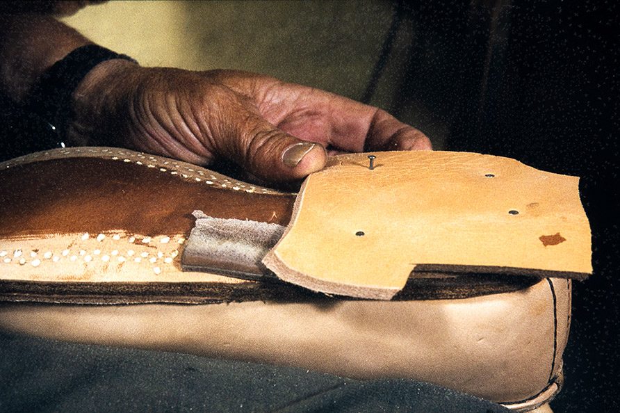 81_2282_174 Leather patches are nailed to lift the heel, 1982. Photo: Kari Jämsén / KUHMU