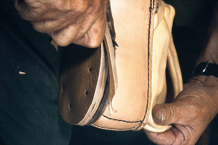 82_2282_177 С каблука срезается ненужный край, 1982 г. Снимок: Кари Ямсен / КУХМУ