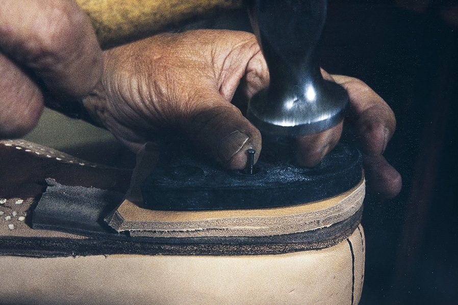 83_2282_181_valmis_netti The rubber heel is nailed in place with steel nails, 1982. Photo: Kari Jämsén / KUHMU