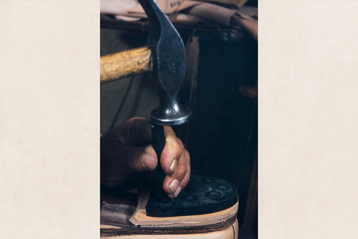 84_2282_184_valmis The nails are pushed deeper with the help of a striking iron, 1982. Photo: Kari Jämsén / KUHMU