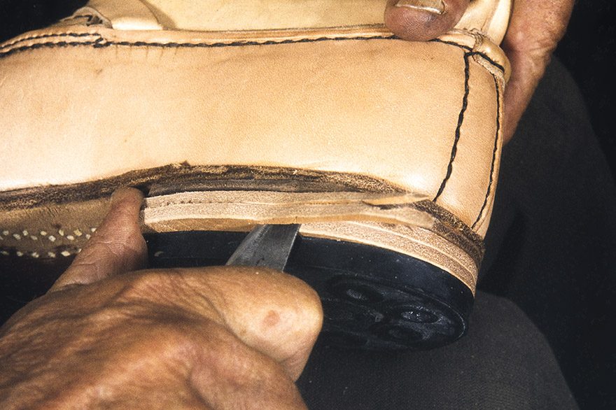 85_2282_186 The excess is cut off the heel itself, 1982. Photo: Kari Jämsén / KUHMU