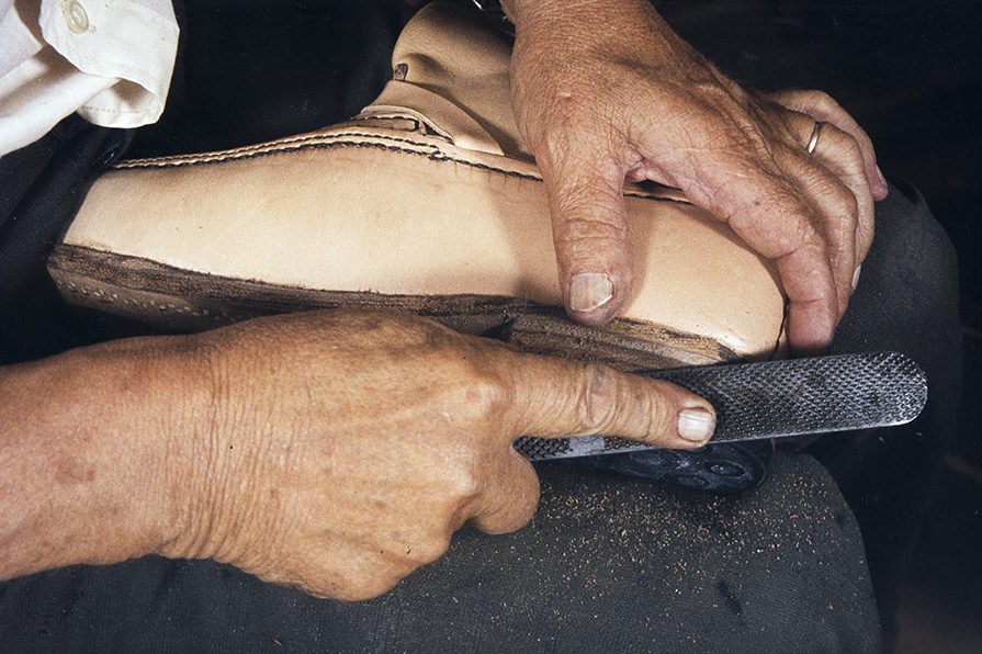 86_2282_187_valmis_netti The heel is rasped flat, 1982. Photo: Kari Jämsén / KUHMU