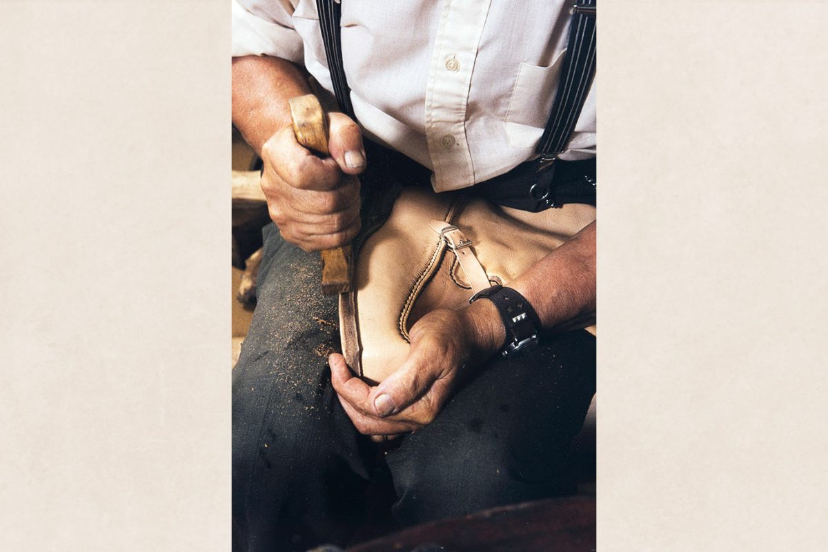 87_2282_193_valmis The edge of the base is polished with the shoemaker’s mitt by wetting and stroking. Stroking means polishing it until it’s lustrous, 1982. Photo: Kari Jämsén / KUHMU