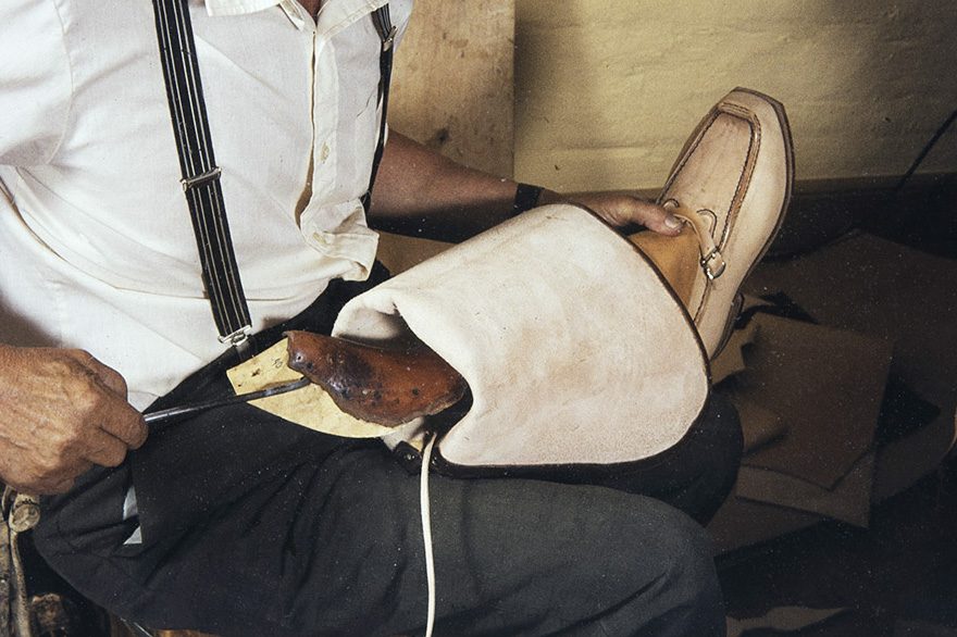 88_2282_204_valmis_netti First, the shaft reverse (the part that comes off the last) is removed from the shoe, 1982. Photo: Kari Jämsén / KUHMU