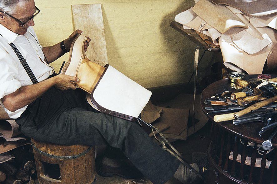 89_2282_206_valmis_netti Затем колодка вынимается из сапога с помощью крючка, 1982 г. Снимок: Кари Ямсен / КУХМУ