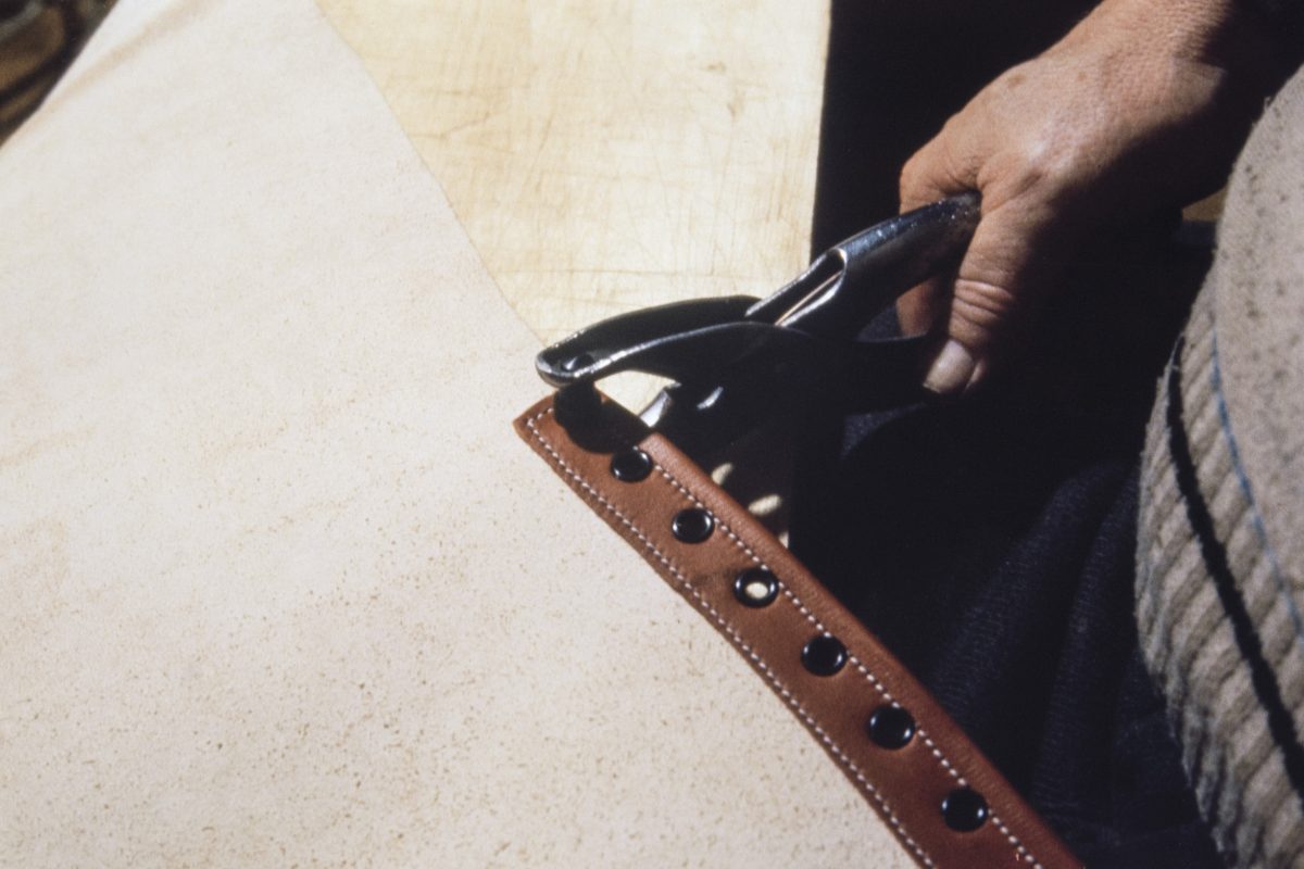 8_5000_0032_valmis_netti Eyelets are fixed to the stitch line, 1978. Photo: Juha Miettinen / KUHMU