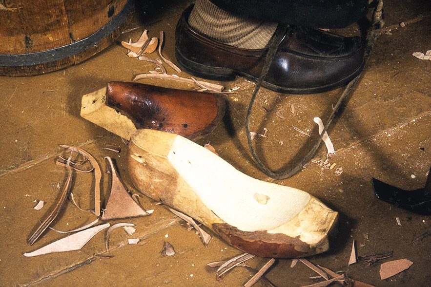 90_2282_208 The shaft reverse and the last are removed from the shoe, 1982. Photo: Kari Jämsén / KUHMU