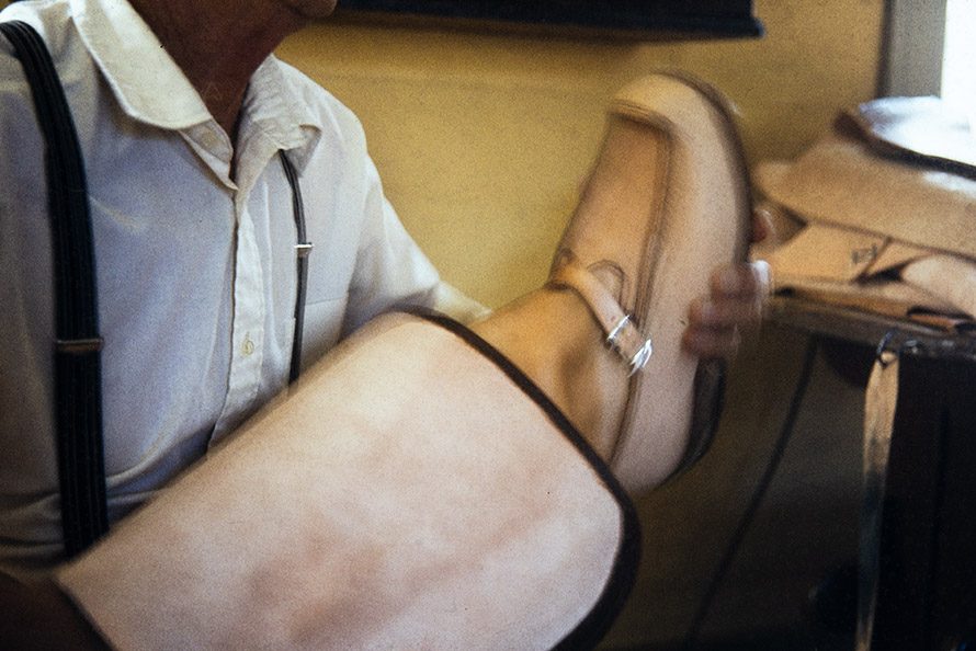 91_2282_213 Mikäli puunaulat ovat tulleet pinnipohjan läpi sisäpuolelle, ne raspataan pois v. 1982. Kuva: Kari Jämsén / KUHMU