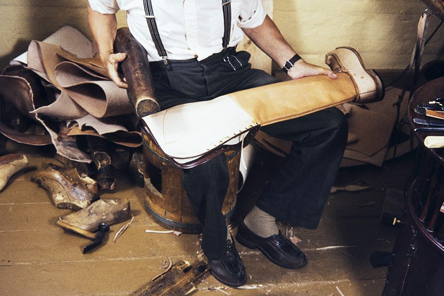 92_2282_214_valmis_netti Kasteltu varsi oikaistaan lokille (eli varren sisään laitetaan puut, joita kutsutaan lokeiksi) v. 1982. Kuva: Kari Jämsén / KUHMU