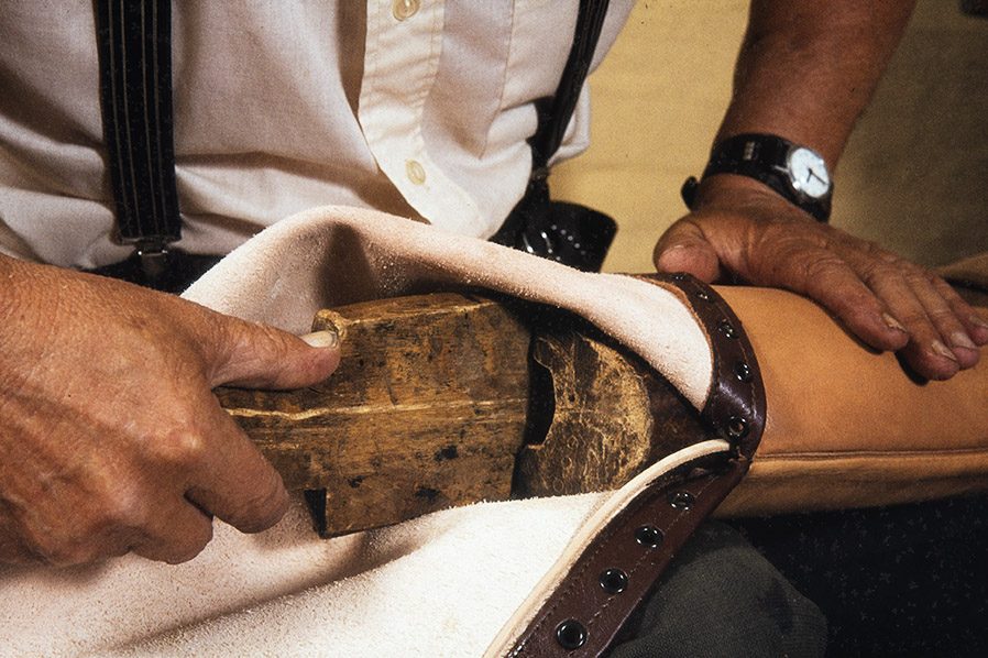 93_2282_212 The logs are put inside the shoe, 1982. Photo: Kari Jämsén / KUHMU