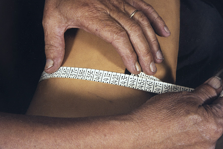 94b_2282_228_valmis_netti The calf arm circumference is measured, 1982. Photo: Kari Jämsén / KUHMU