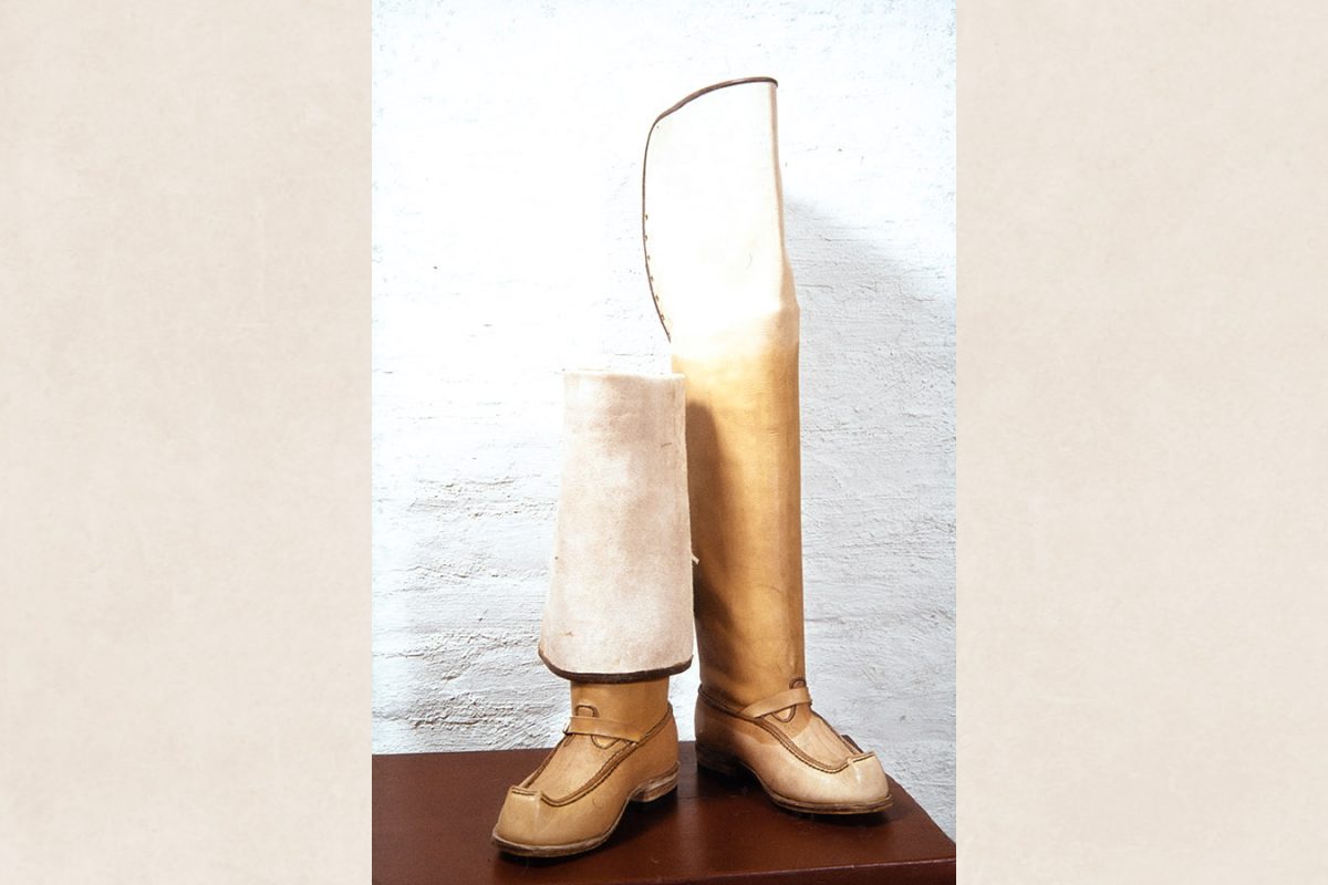 94c_2282_219 Вывернутое и не вывернутое голенище. После высыхания голенище разглаживается и выворачивается, 1982 г. Снимок: Кари Ямсен / КУХМУ