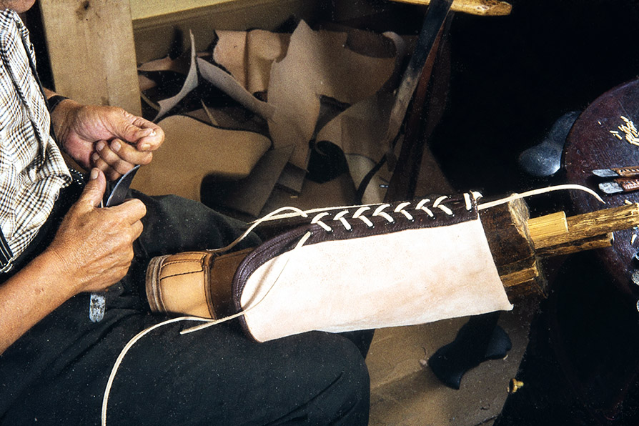 98_2282_223 The lace is hooked behind the shaft, 1982. Photo: Kari Jämsén / KUHMU