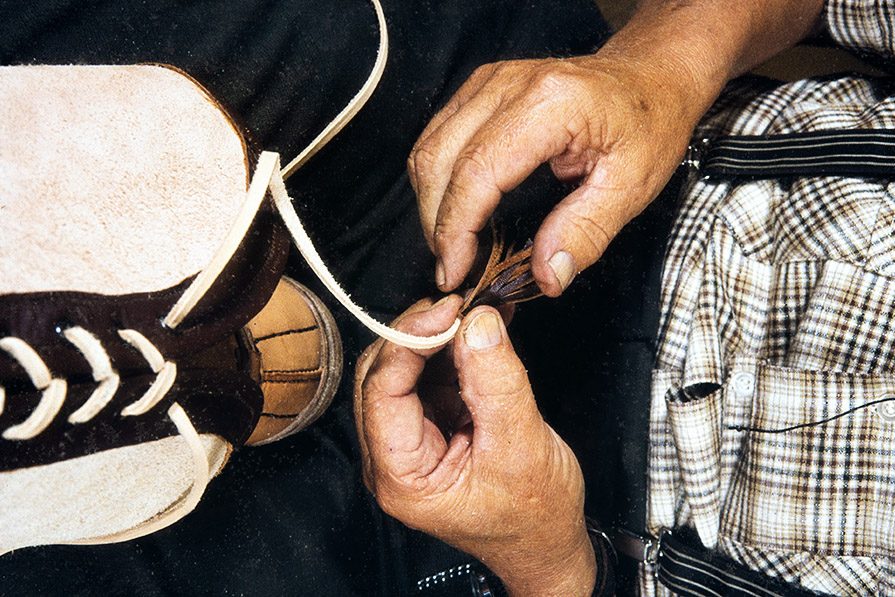 99_2282_224 Tassels are placed on the ends of the lace, 1982. Photo: Kari Jämsén / KUHMU