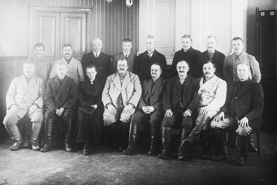B222_netti Meeting at the Kuopio Rural Municipality Building, Maljalahdenkatu 18, 1920-1923. Many of the participants are wearing Finnish boots. Photo: Victor Barsokevitsch / KUHMU
