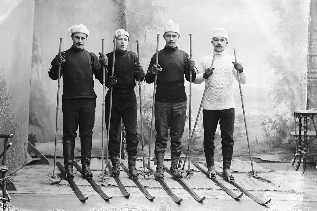 4 T Лыжники (слева) 1. Эеро Кемиляйнен, 3. Нику Тапани (победитель соревнований), 4. Отто Элоранта 1912 г. Эеро Кемиляйнен одет в лапикасы, остальные в пиексы на шнуровке (пиексы на однослойной подошве или с набойкой). Снимок: Виктор Барсокевич / КУХМУ