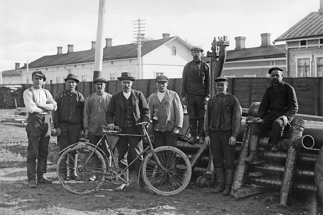 B2881_netti Ryhmäkuva vesijohtotyömaalla 23.9.1914. Osalla jalkineina lapikkaat. Kuva: Victor Barsokevitsch / KUHMU