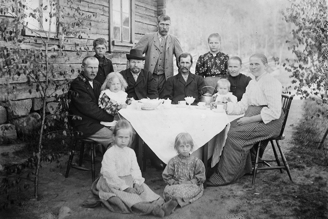 B3778_valmis_netti Midsummer coffee at Thurela (official name Vierunpää) in 1909 in Raiskio village in Riistavesi. In the photo, from left: Otto Mönkkönen, Kalle Miettinen, Kirsti Mönkkönen, Jussi Thure, Kalle Thure, Taavetti Thure, Anna Tuppurainen, Katri Thure, Helena Thure, Agatha Mönkkönen, Eeva Puustinen and Hilma Ropponen. Photo: Hilma Miettinen / KUHMU