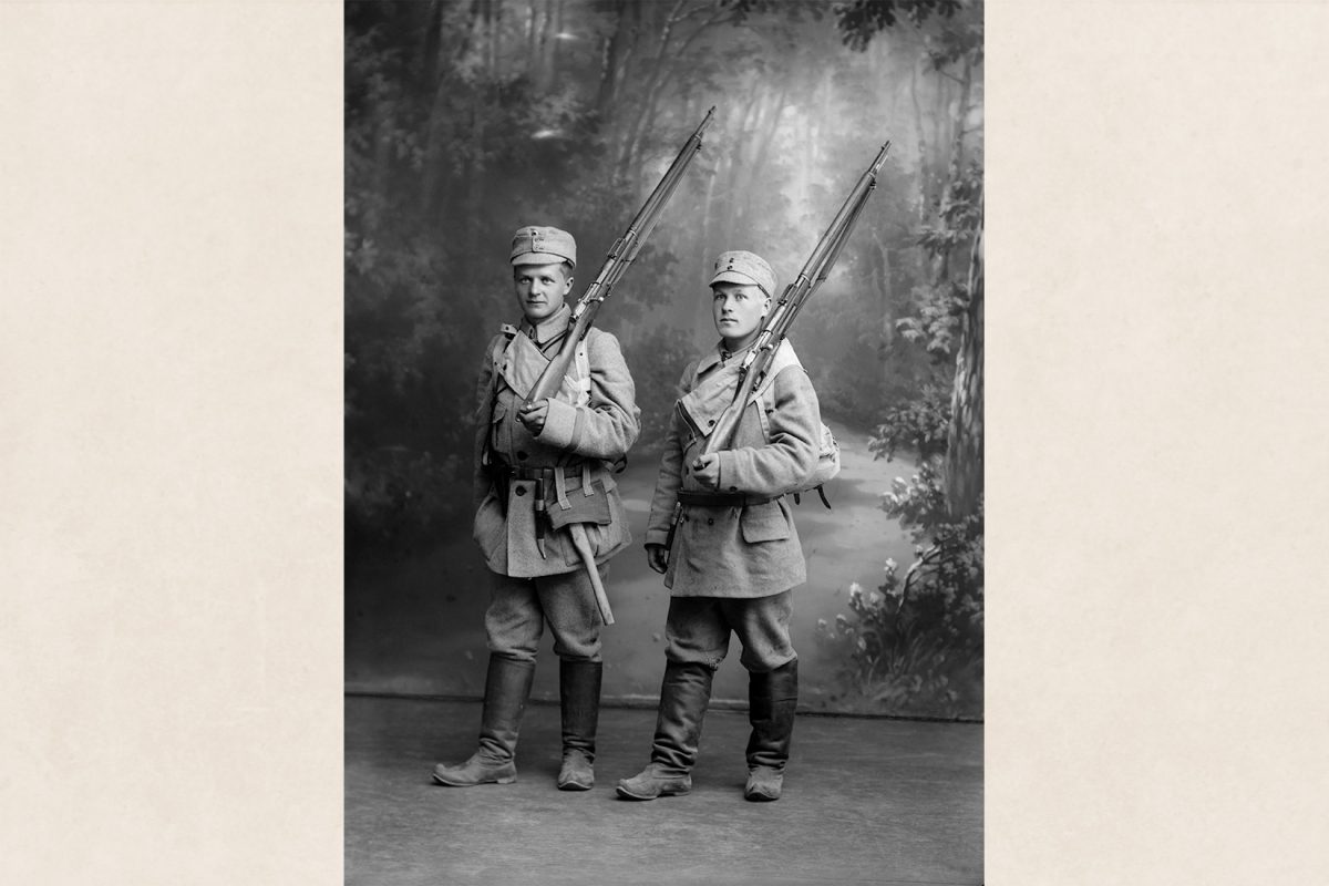 B4272_netti Two soldiers photographed in an atelier, 1918. Finnish boots as military uniform footwear. Photo: Victor Barsokevitsch / KUHMU