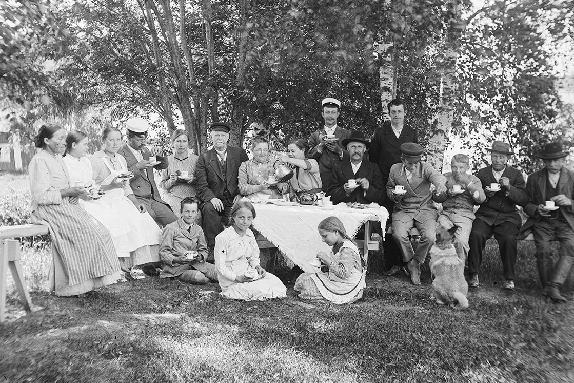 B7261_valmis_netti A coffee event in the yard, 1893-1926. Photo: Victor Barsokevitsch / KUHMU