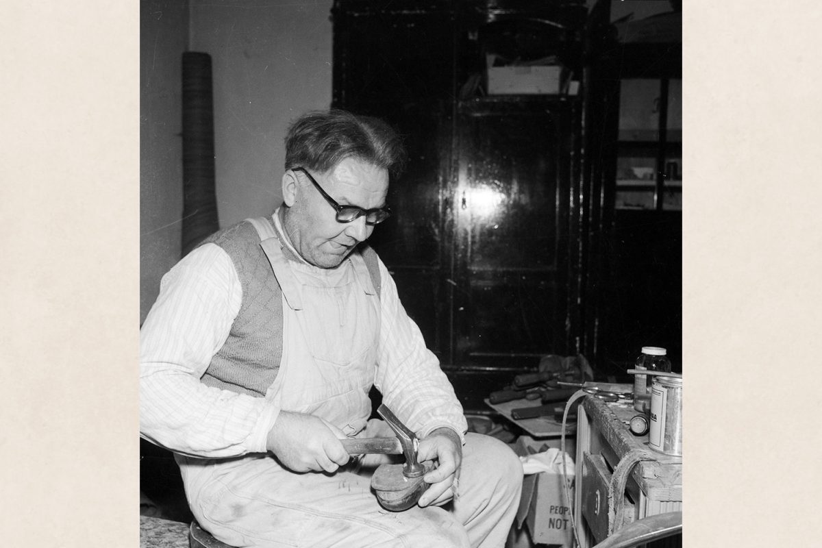 J_2273_valmis Shoemaker at work at Vaajasalo Sanatorium, 1960. Photo: Tuttu Jänis / KUHMU