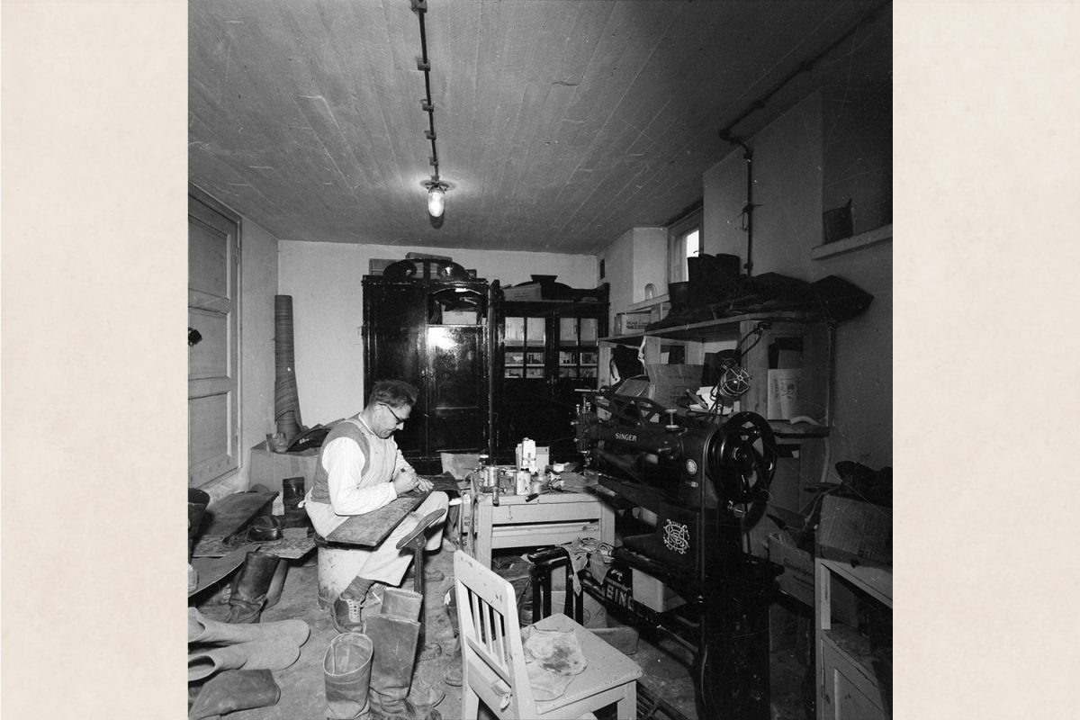 J_2275_valmis Shoemaker in his workshop at Vaajasalo Sanatorium, 1960. Photo: Tuttu Jänis / KUHMU