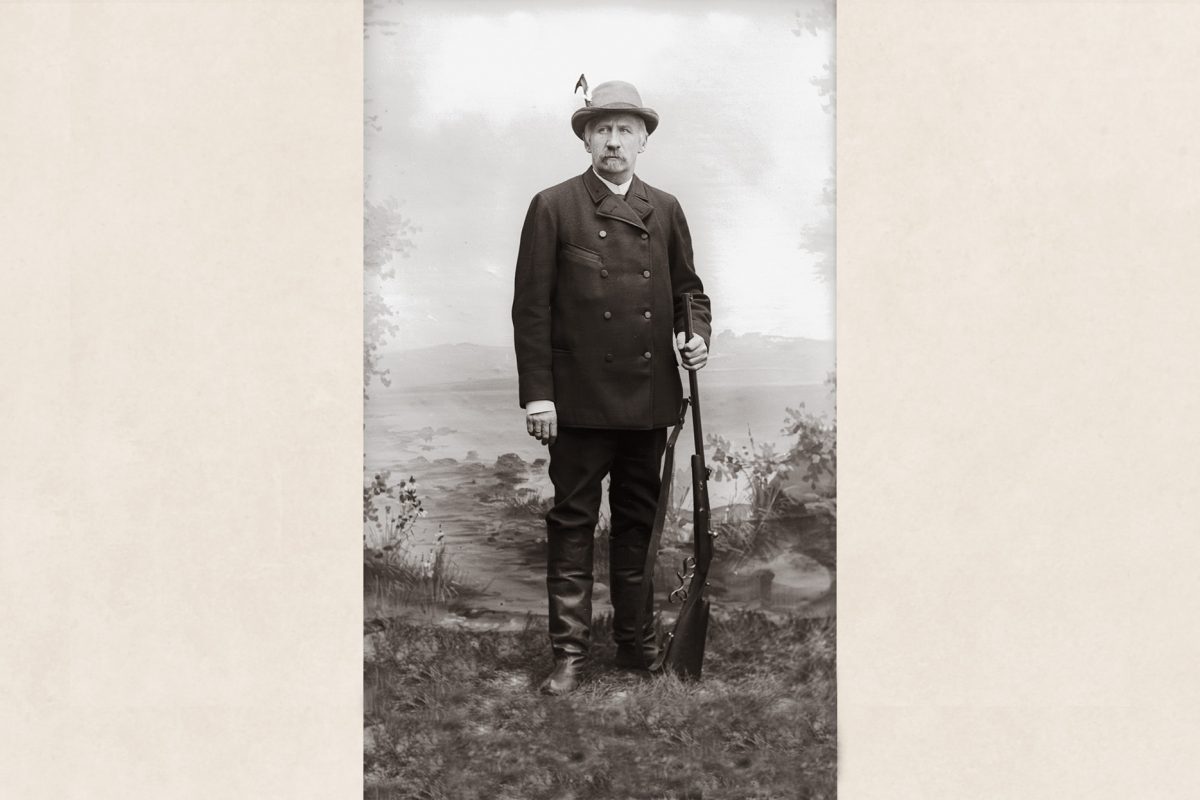 VB1_706_netti Hunter Hårdh with a hunting rifle, 1894. Finnish boots as hunting footwear. Photo: Victor Barsokevitsch / KUHMU