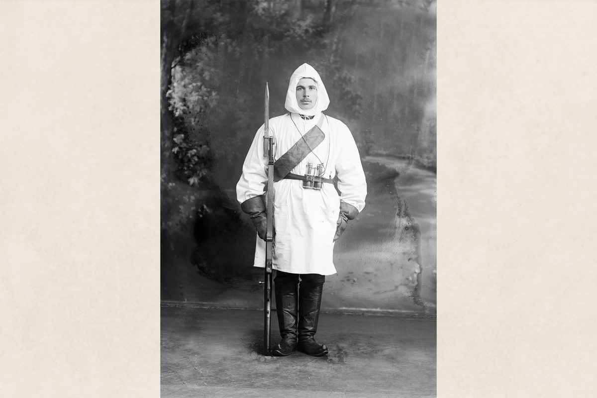 VB4_4500_18_netti Sotilas Antikainen lumipuvussa, sotilaspuvun jalkineina lapikkaat 6.3.1918. Kuva: Victor Barsokevitsch / KUHMU