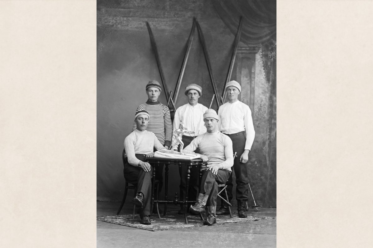 VB4_6499_netti Лыжная команда ”Ийсалми Виса” на зимних гонках Пуйо, 24.3.1919 г. Участники с правой стророны одеты в пиексы на подошве. Снимок: Виктор Барсокевич / КУХМУ