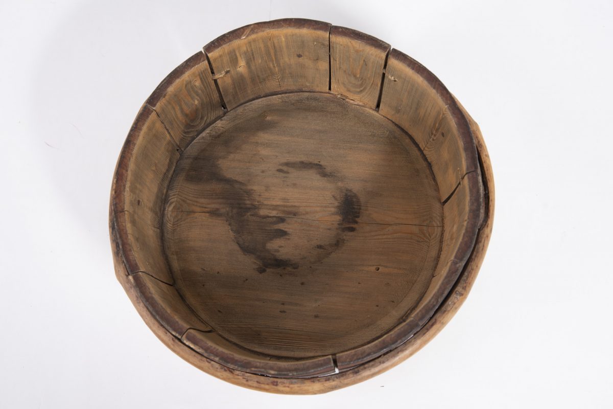 Matala pyöreä puuastia ylhäältä kuvattuna.