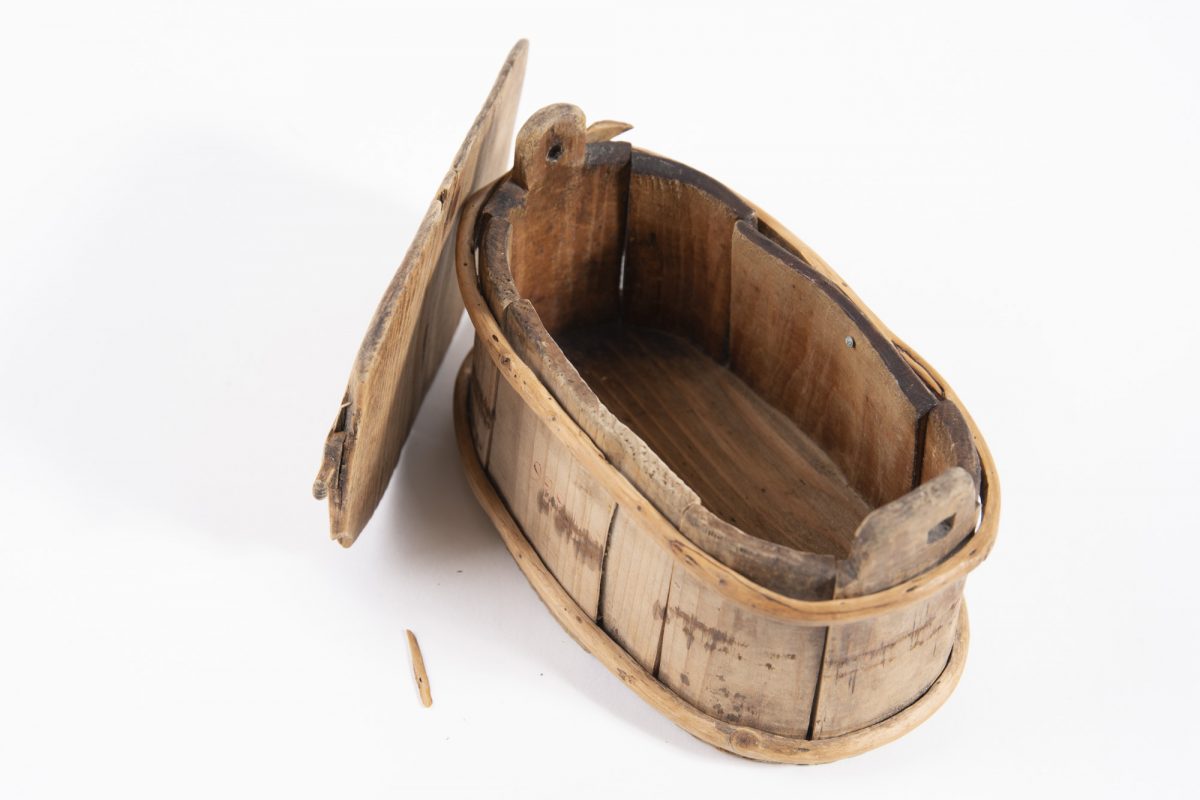 Vaalea kannellinen puuastia ylhäältä päin kuvattuna. Kansi on auki.