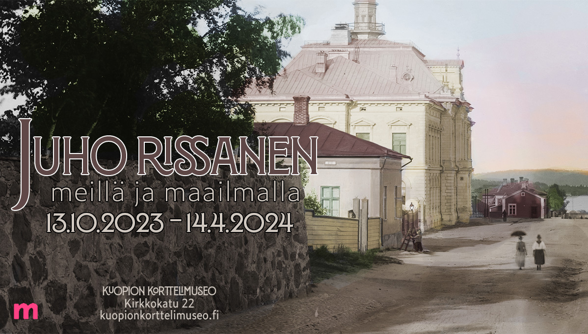 Juho Rissanen meillä ja maailmalla näyttelyn julisteessa vanha valokuva kaupungintalosta väritettynä.