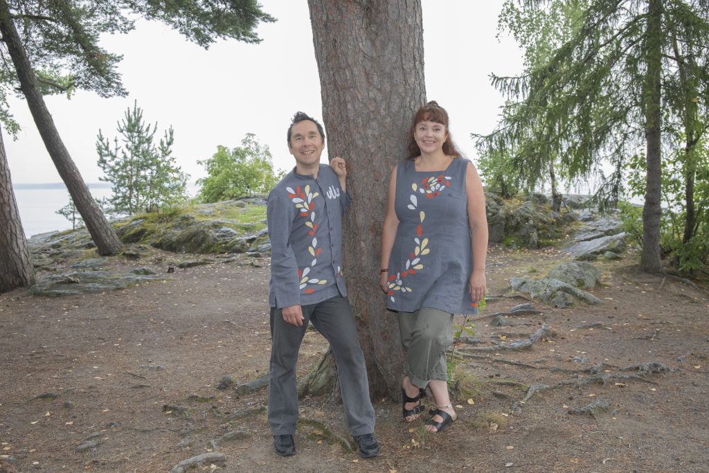 Uulun työntekijät nojaamassa puuhun.