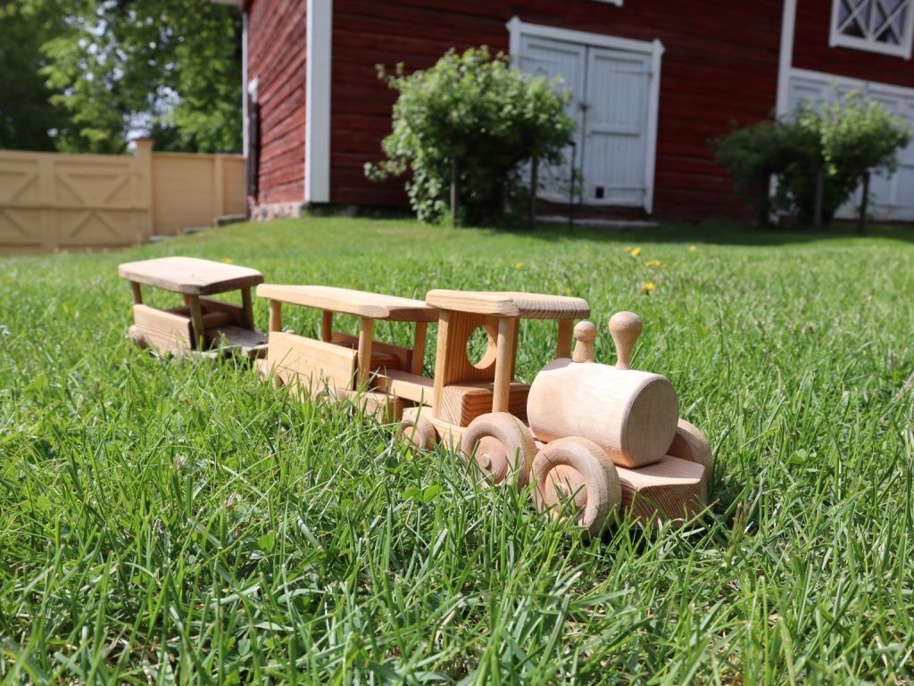 Puinen lelujuna nurmikolla.