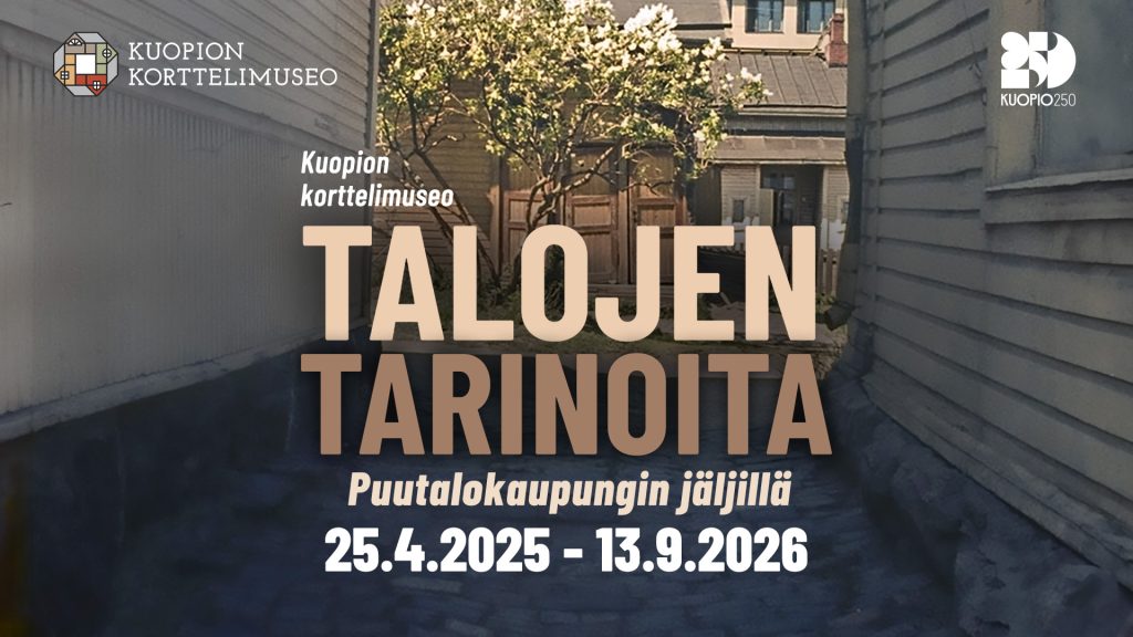 Talojen tarinoita -julisteessa kurkistus puutalojen välistä kujaa pitkin sisäpihalle.
