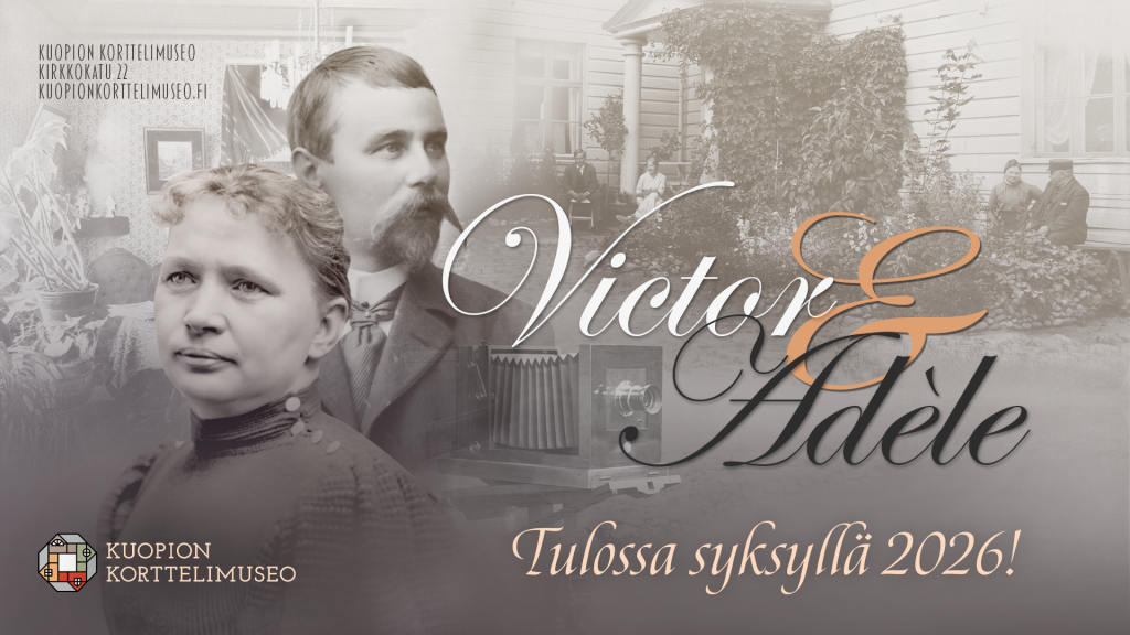 Näyttelyn julisteessa Victor Barsokevitschin ja Adele Sallinin muotokuvat sekä taustalla heihin liittyviä maisemia.